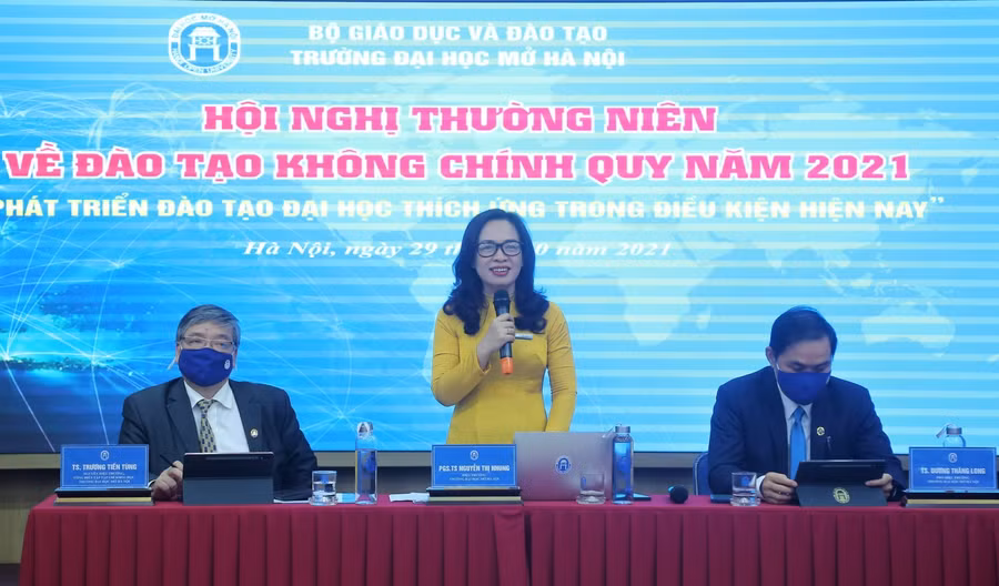 PGS.TS Nguyễn Thị Nhung điều hành phiên thảo luận 