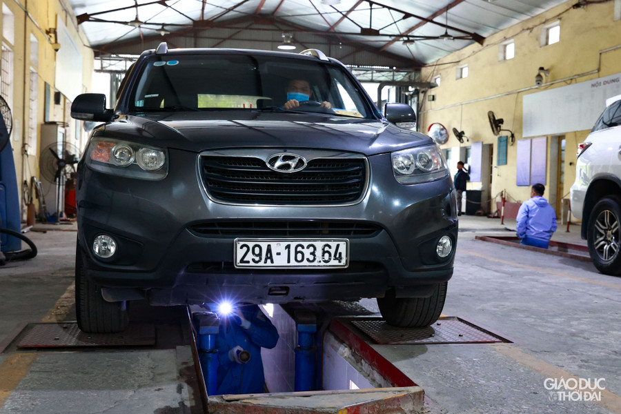 Ông Đỗ Tràng Hưng, Giám đốc Trung tâm Đăng kiểm 29-03V cho biết, trung tâm điều 2 nhân sự cho TPHCM nên đang thiếu đăng kiểm viên. Hiện trung tâm có 2 dây chuyền nhưng thiếu 1 giám đốc, 1 đăng kiểm viên cao cấp. Cả trung tâm chỉ có 8 đăng kiểm viên và 1 phụ trách dây chuyền.