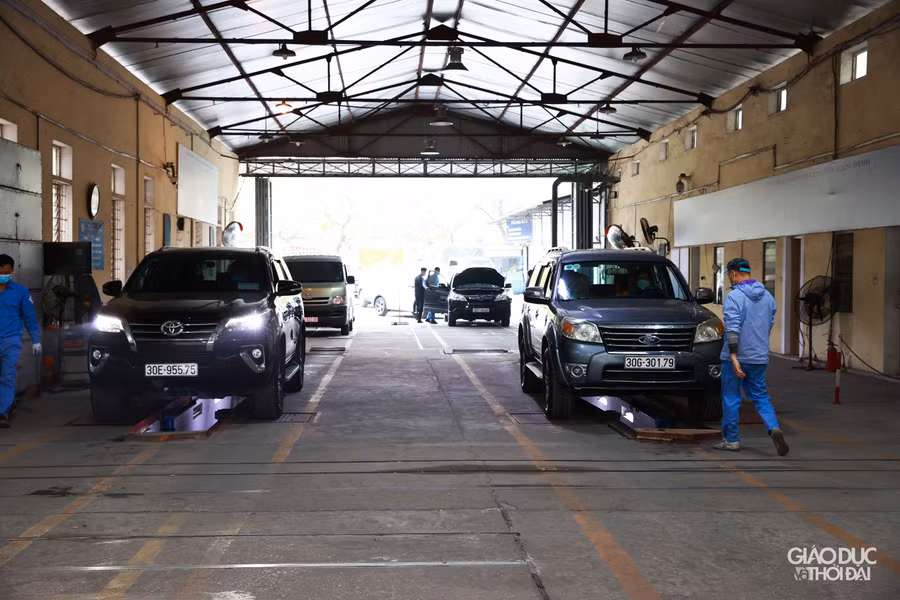 Các cán bộ đăng kiểm làm việc liên tục không ngừng nghỉ.