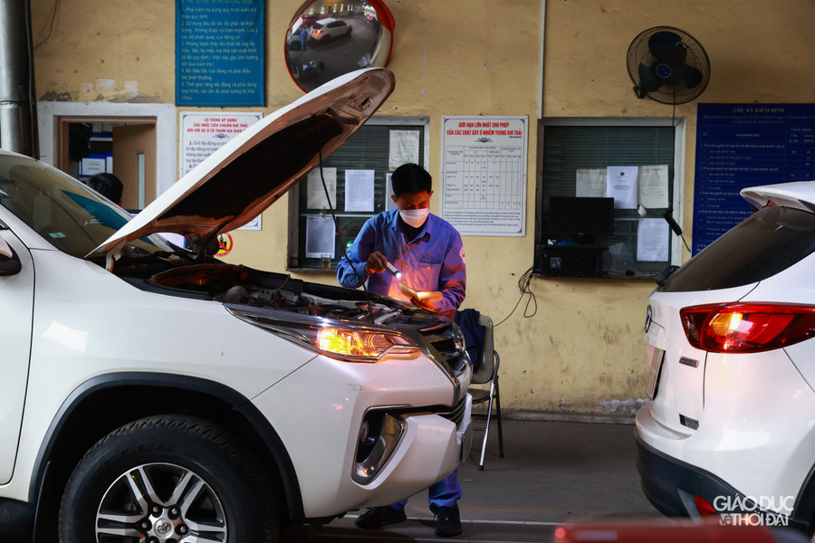 Trung bình, một ngày trung tâm đăng kiểm này kiểm định được từ 170 - 180 xe. Trước đó từ ngày 27/2 nơi đây đã xuất hiện tình trạng quá tải.