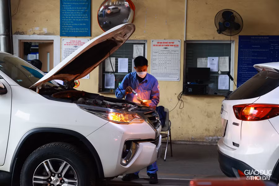 Trung bình, một ngày trung tâm đăng kiểm này kiểm định được từ 170 - 180 xe. Trước đó từ ngày 27/2 nơi đây đã xuất hiện tình trạng quá tải.