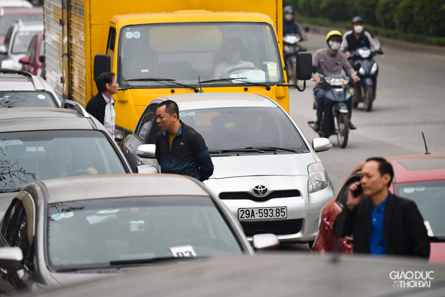 Theo một số chủ xe cho biết, có nhiều xe đã đứng xếp hàng từ tối ngày hôm trước, còn những người sáng nay mới đến xếp hàng thì phải đợi đến chiều mới đến lượt.