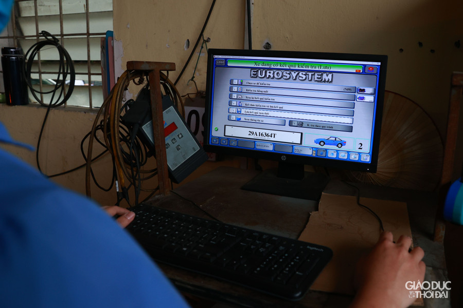 Tuy nhiên, hiện chỉ còn 16 đơn vị đăng kiểm còn hoạt động tương ứng với 31 dây chuyền kiểm tra, chiếm 53%. Theo thống kê của Cục Đăng kiểm VN, tính đến 14h ngày 26/2, cả nước có tổng số 2.014 đăng kiểm viên, trong đó có 1.061 đăng kiểm viên xe cơ giới bậc cao. Số đăng kiểm viên còn đang làm việc trên toàn hệ thống khoảng 1.500 người.