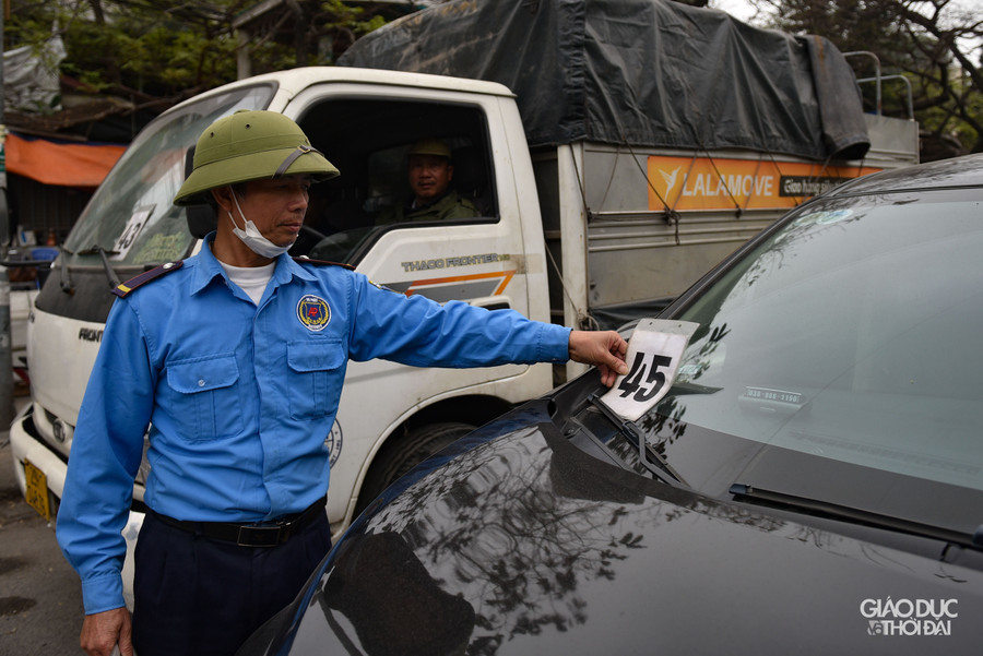 Do nhiều trung tâm đăng kiểm tại Hà Nội bị dừng hoạt động, các chủ xe đã đổ dồn đến những trung tâm đăng kiểm còn hoạt động.