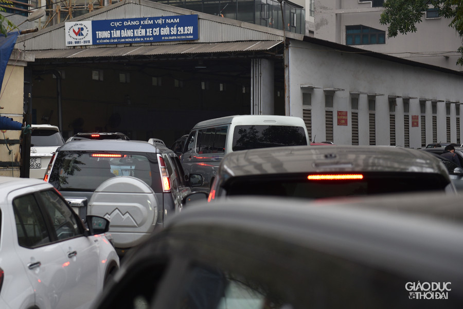 Anh Hữu - nhân viên bán hàng tại một showroom lái xe đi làm thủ tục kiểm định giúp khách hàng cho biết, gần một tuần nay các trạm đăng kiểm lại rơi vào cảnh quá tải như dịp trước Tết Nguyên đán.