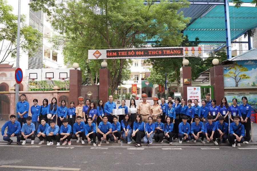 Các đội hình tiếp sức mùa thi đều kịp thời hỗ trợ thí sinh trong các trường hợp phát sinh khẩn cấp như chở thí sinh về đúng điểm thi, hỗ trợ những thí sinh đi lại khó khăn vào khu vực. Các đội hình tiếp sức mùa thi đều kịp thời hỗ trợ thí sinh trong các trường hợp phát sinh khẩn cấp như chở thí sinh về đúng điểm thi, hỗ trợ những thí sinh đi lại khó khăn vào khu vực.