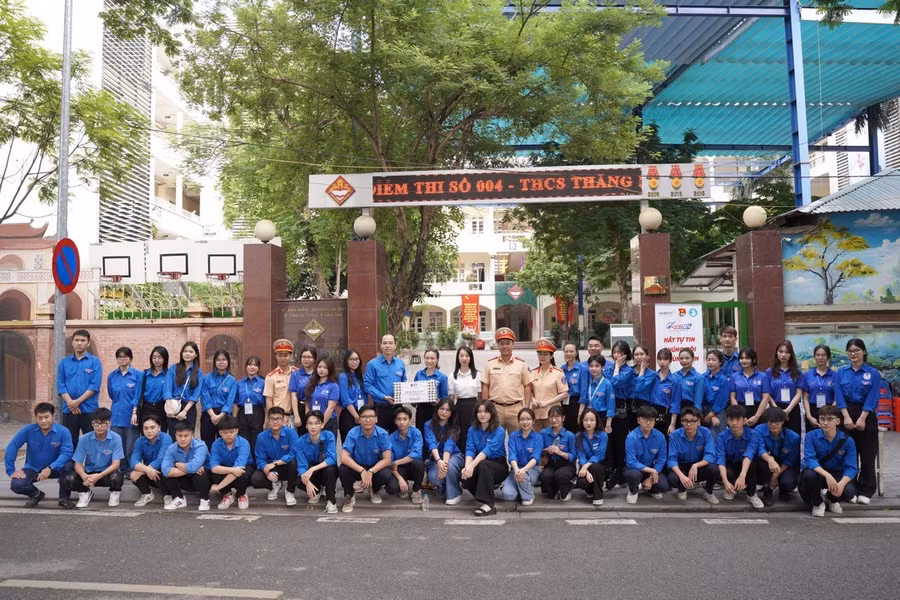 Các đội hình tiếp sức mùa thi đều kịp thời hỗ trợ thí sinh trong các trường hợp phát sinh khẩn cấp như chở thí sinh về đúng điểm thi, hỗ trợ những thí sinh đi lại khó khăn vào khu vực.