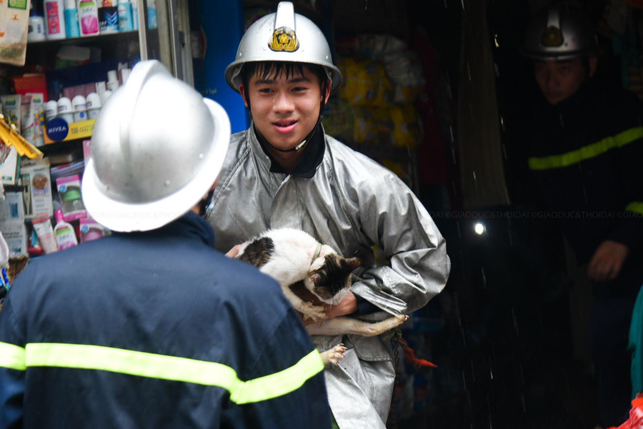 Đến khoảng 14h30 đám được dập tắt hoàn toàn.