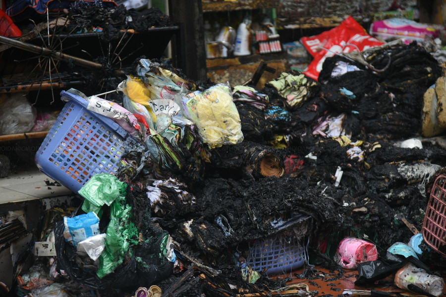 Tại gian hàng tạp hóa phía dưới tầng 1 nhiều hàng hóa bị cháy rụi.