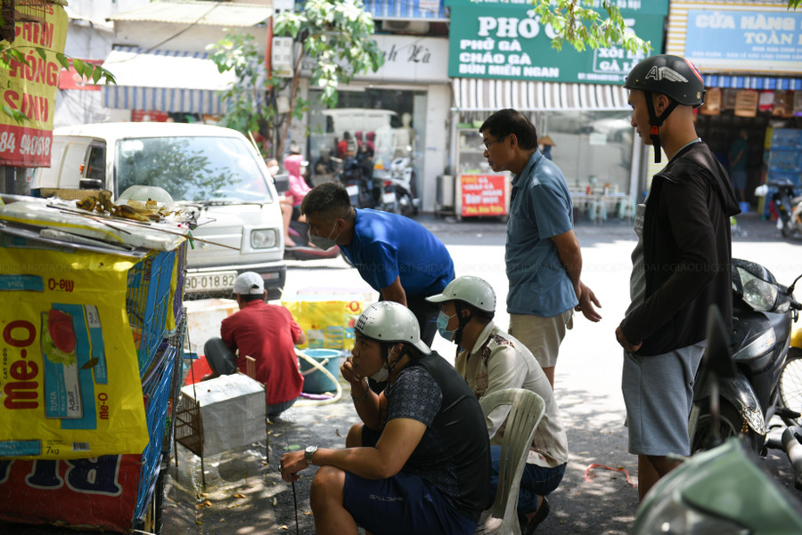 Đây không chỉ là chợ bán chim phóng sinh, mà đây còn là chợ bán chim cảnh và thức ăn cho chim, nên tại nơi đây thường xuyên tấp nập.
