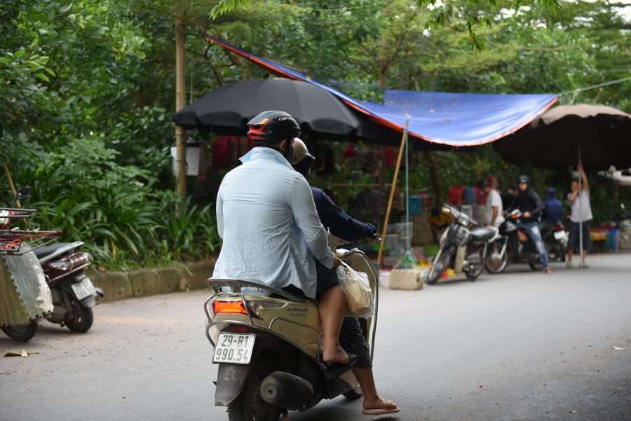Nhiều khách hàng đến tự chọn và mua chim, mỗi con chim sẽ được cho vào túi giấy nhỏ, có đục lỗ để khách mang về nhà.