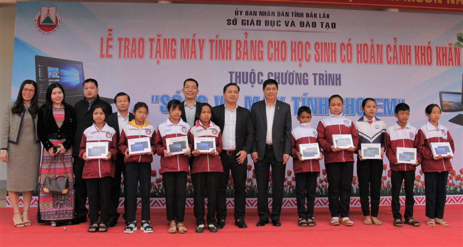 Ông Phạm Đăng Khoa cùng đại diện các phòng chuyên môn, nghiệp vụ Sở GD&ĐT trao tặng máy tính bảng cho học sinh. Ông Phạm Đăng Khoa cùng đại diện các phòng chuyên môn, nghiệp vụ Sở GD&ĐT trao tặng máy tính bảng cho học sinh.