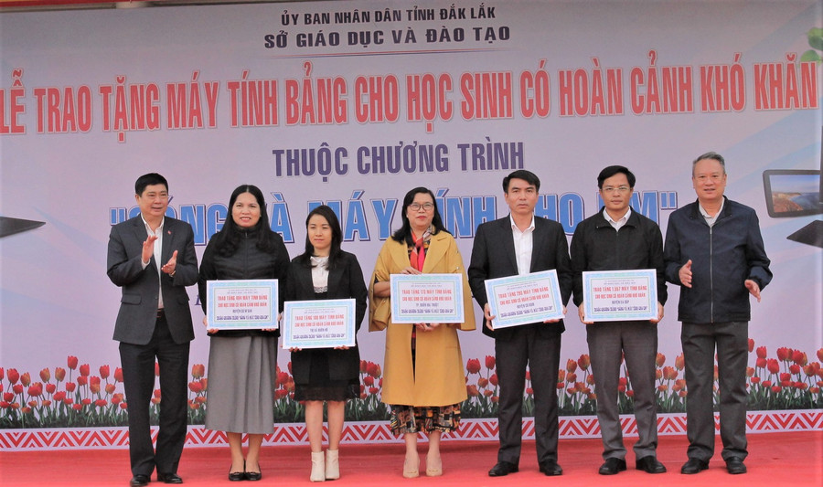 Đại diện các phòng GD&ĐT nhận máy tính bảng cho học sinh thuộc phòng quản lý. Đại diện các phòng GD&ĐT nhận máy tính bảng cho học sinh thuộc phòng quản lý.
