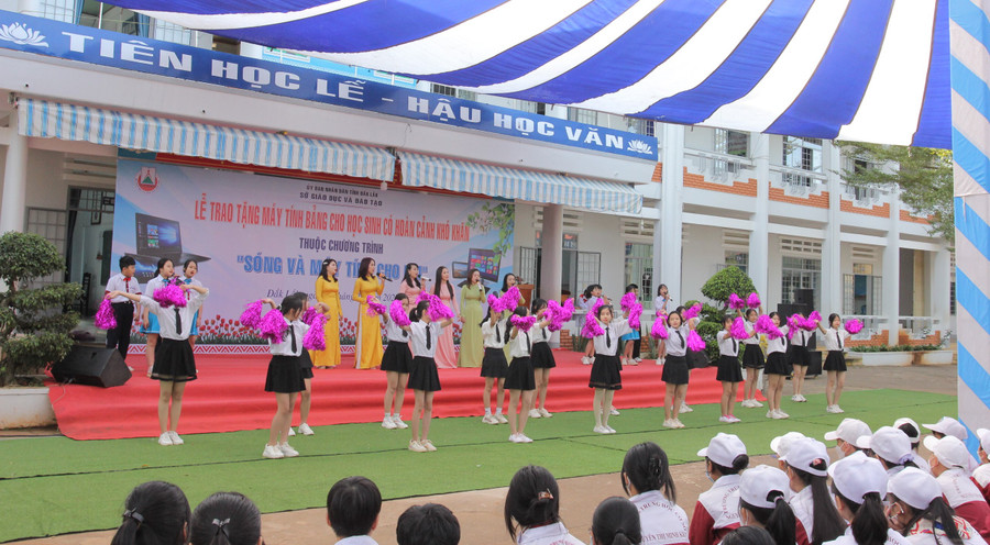 Tiết mục văn nghệ chào mừng tại buổi lễ của cô trò trường THCS Nguyễn Thị Minh Khai - TP Buôn Ma Thuột. Tiết mục văn nghệ chào mừng tại buổi lễ của cô trò trường THCS Nguyễn Thị Minh Khai - TP Buôn Ma Thuột.