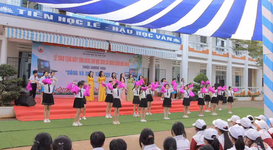 Tiết mục văn nghệ chào mừng tại buổi lễ của cô trò trường THCS Nguyễn Thị Minh Khai - TP Buôn Ma Thuột.