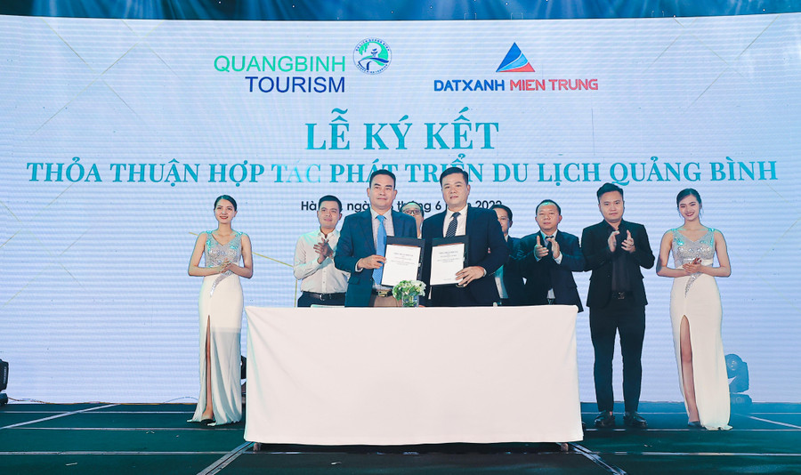Đại diện Sở Du lịch Quảng Bình và Công ty CP Đất Xanh Miền Trung ký kết hợp tác phát triển du lịch. Đại diện Sở Du lịch Quảng Bình và Công ty CP Đất Xanh Miền Trung ký kết hợp tác phát triển du lịch.