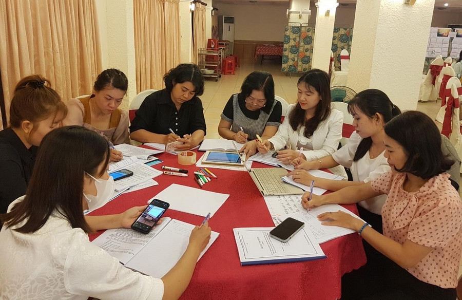 Cô Cao Mộng Nghi (thứ ba từ phải qua trái) cùng cả nhóm thảo luận bài tại Khóa Tập huấn, bồi dưỡng giáo viên, cán bộ quản lý cốt cán mầm non.