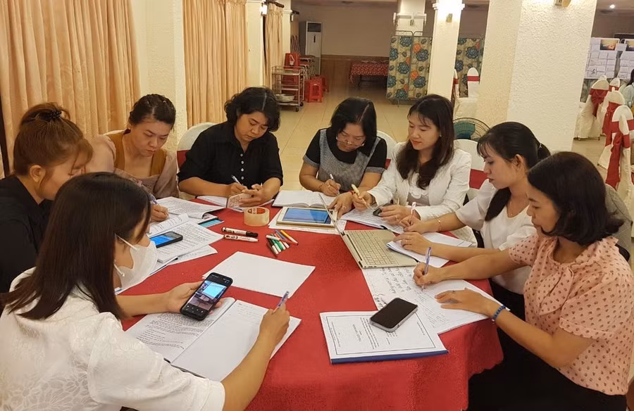 Cô Cao Mộng Nghi (thứ ba từ phải qua trái) cùng cả nhóm thảo luận bài tại Khóa Tập huấn, bồi dưỡng giáo viên, cán bộ quản lý cốt cán mầm non.