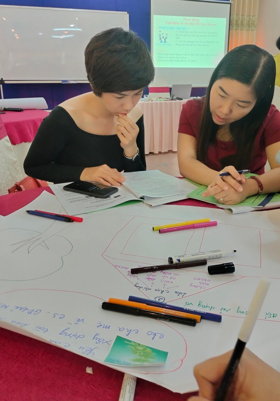 Cô Phạm Thị Hiền và đồng nghiệp chăm chú, nghiêm túc trong giờ học.