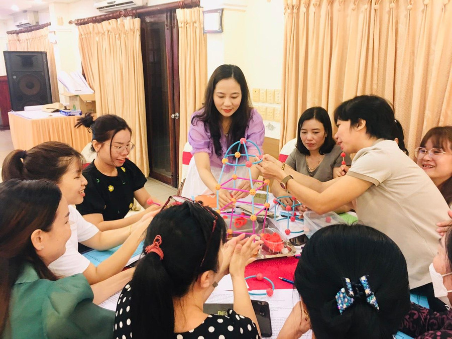 Cô Nguyễn Thị Mỹ Dung và các đồng nghiệp tại Khóa Tập huấn, bồi dưỡng giáo viên, cán bộ quản lý cốt cán mầm non.