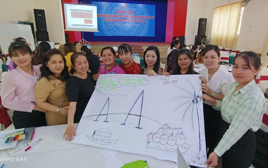 Cô Đỗ Ngọc Hân (thứ 5 từ trái qua phải) và các thành viên &quot;khoe&quot; sản phẩm bài tập nhóm của mình.