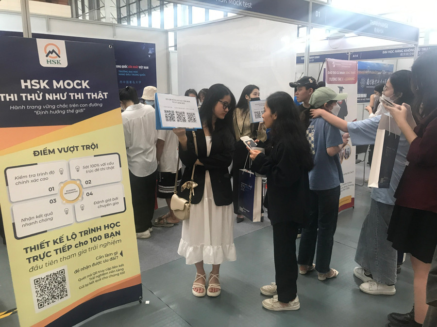 Các bạn học sinh thực hiện thi thử và tìm hiểu thiết kế lộ trình học tập trực tiếp tại Trung Quốc. Các bạn học sinh thực hiện thi thử và tìm hiểu thiết kế lộ trình học tập trực tiếp tại Trung Quốc.