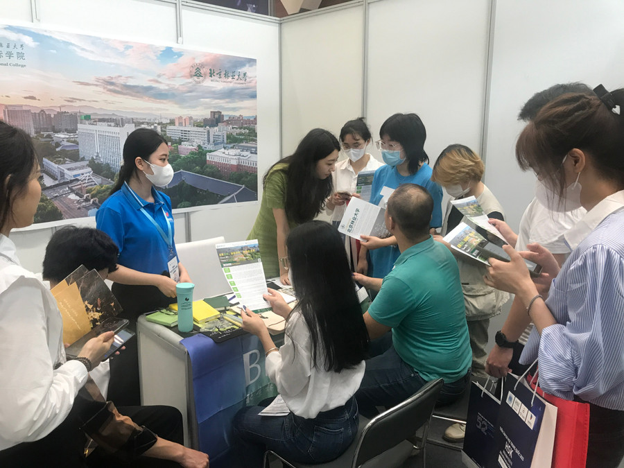 Đông đảo các bạn học sinh đổ về các gian hàng giới thiệu trường đại học để lấy thông tin. Đông đảo các bạn học sinh đổ về các gian hàng giới thiệu trường đại học để lấy thông tin.