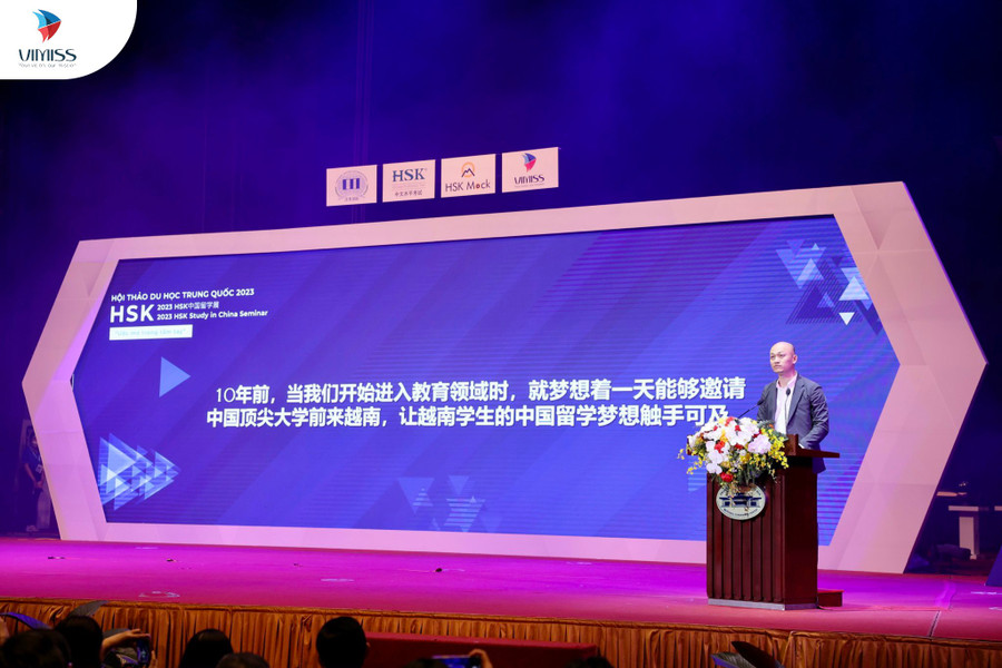 Ông Trần Anh Chung – Giám đốc Công ty TNHH Du học VIMISS Việt Nam phát biểu tại buổi lễ. Ông Trần Anh Chung – Giám đốc Công ty TNHH Du học VIMISS Việt Nam phát biểu tại buổi lễ.