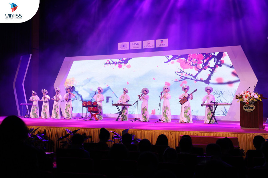 Tiết mục hòa tấu nhạc cụ dân tộc Trung Quốc - Hoa Nhài do nhóm Mộc Cầm biểu diễn. Tiết mục hòa tấu nhạc cụ dân tộc Trung Quốc - Hoa Nhài do nhóm Mộc Cầm biểu diễn.