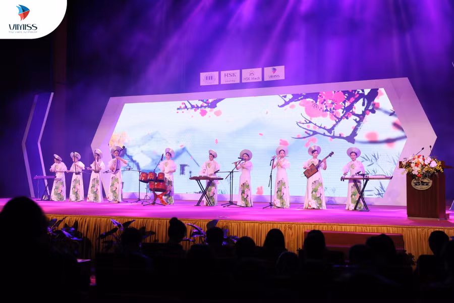 Tiết mục hòa tấu nhạc cụ dân tộc Trung Quốc - Hoa Nhài do nhóm Mộc Cầm biểu diễn.