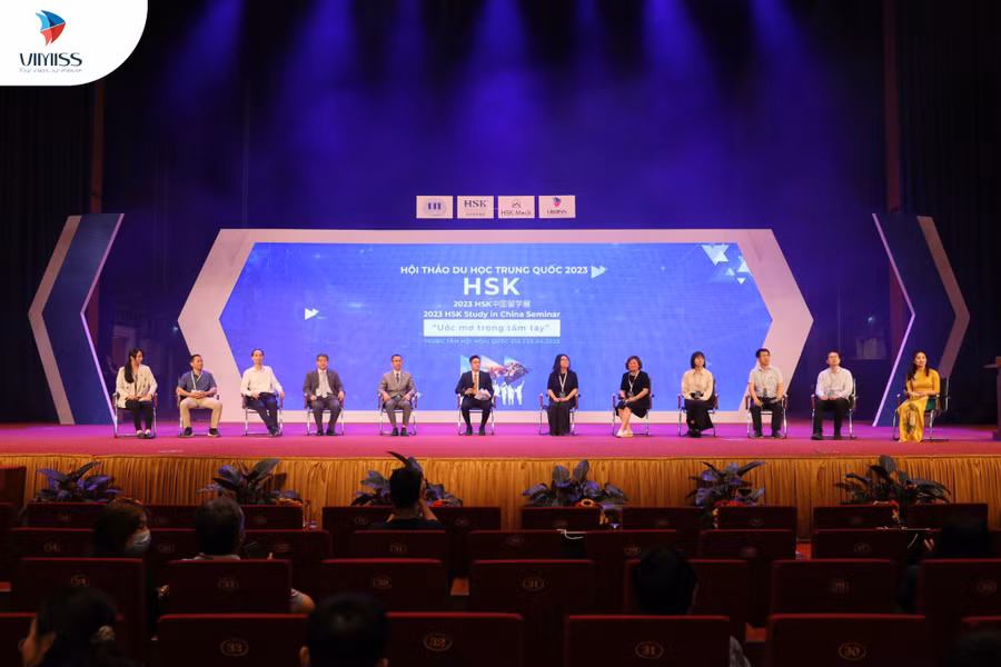 Các trường ĐH Trung Quốc trao đổi trực tiếp với phụ huynh và học sinh.