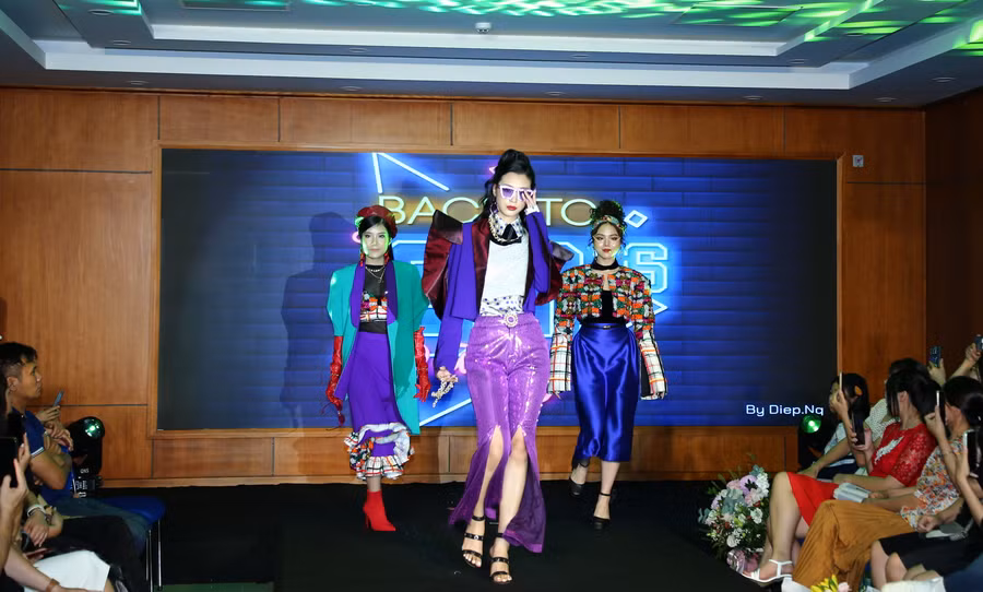 Trang phục thu đông lấy ý tưởng từ thời trang thập niên 80 của sinh viên Nguyễn Bích Diệp.