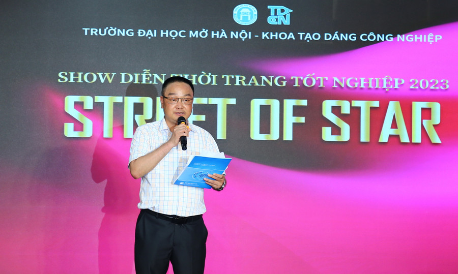 TS Lê Trọng Nga phát biểu tại buổi trình diễn.