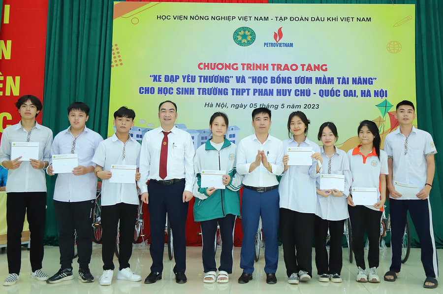 Học sinh Trường THPT Phan Huy Chú được nhận học bổng &quot;Ươm mầm tài năng&quot;.