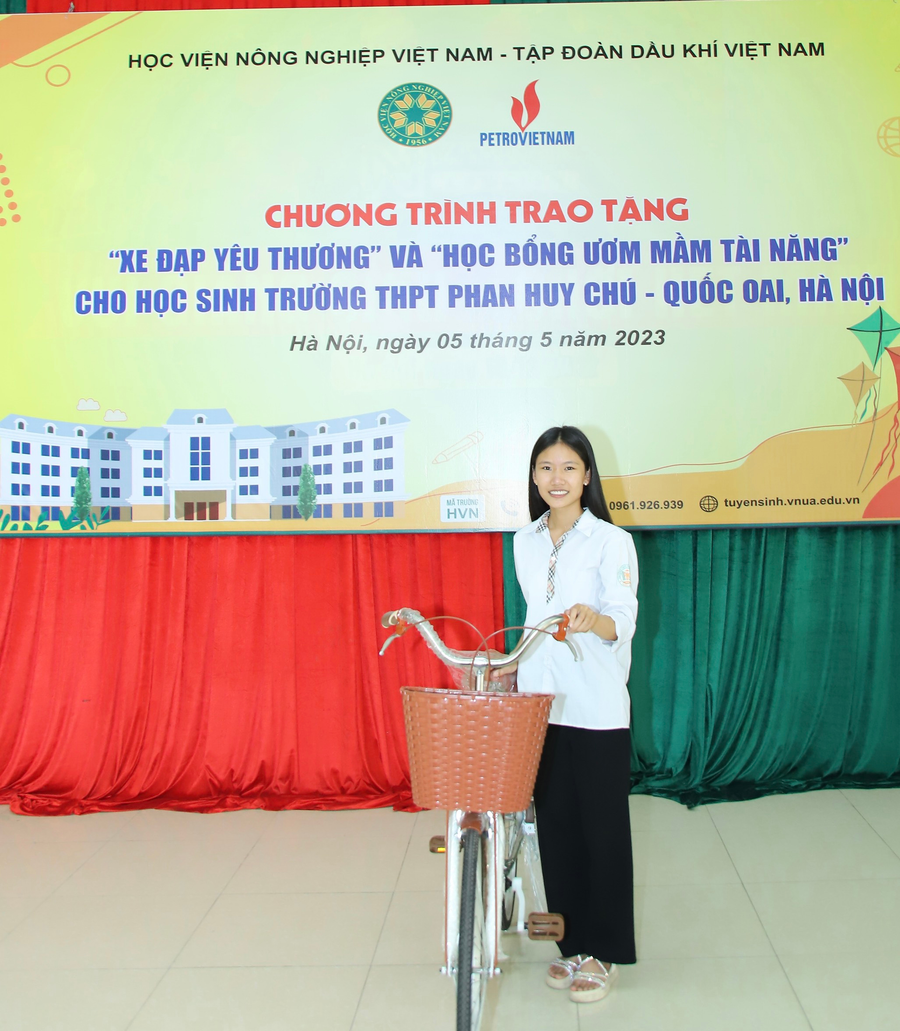 Nguyễn Thị Kim Oanh phấn khởi khi được nhận xe đạp.