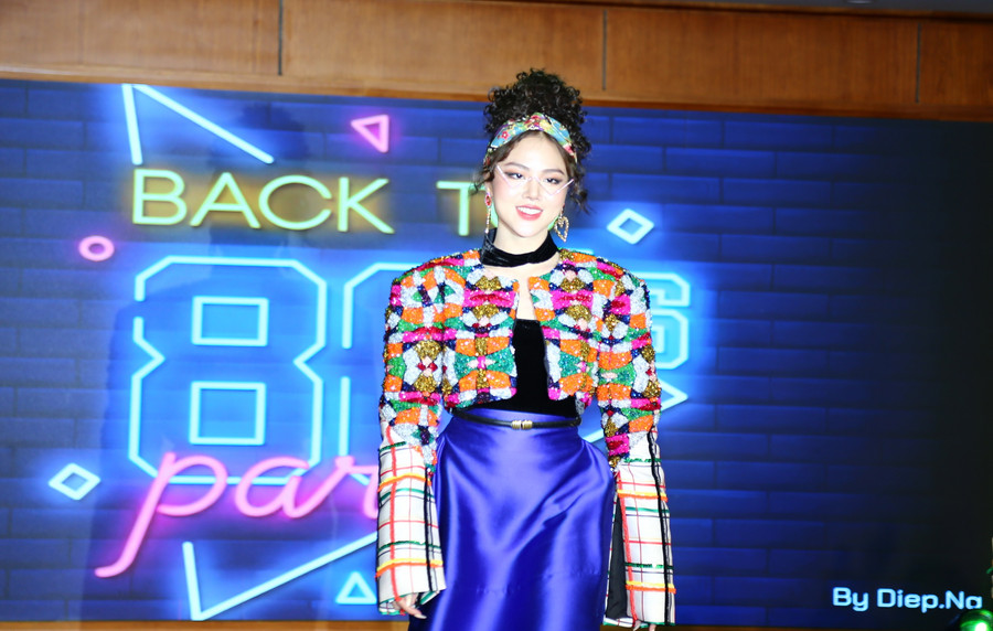 Tự tin trình diễn trước đông đảo khán giả.