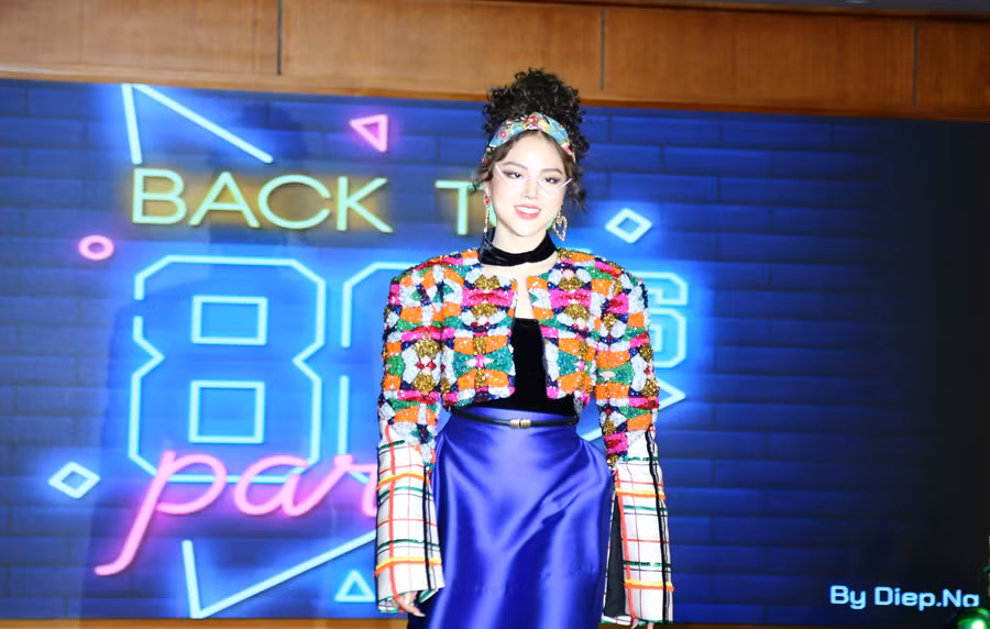 Tự tin trình diễn trước đông đảo khán giả.