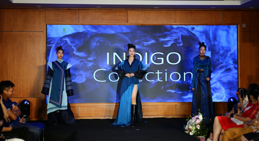 Màn trình diễn bộ sưu tập trang phục dạ hội của sinh viên Vũ Thị Thu Hằng.