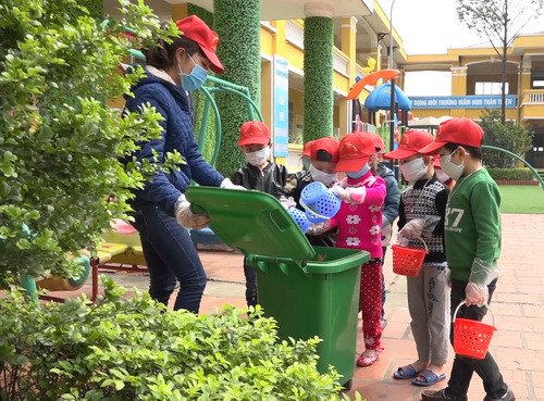 Giúp bé biết bảo vệ môi trường, cảnh quan sư phạm nhà trường