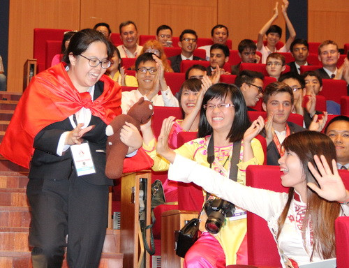 Phạm Mai Phương vỡ òa niềm vui khi tên mình được xướng lên trong hội trường