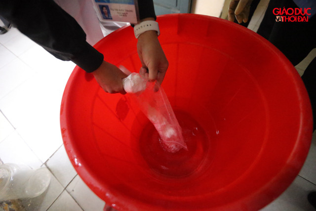 Hoá chất ClominB 0,5% được hoà tan vào 20l nước.