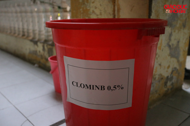 Hoá chất ClominB 0,5% được dùng trong buổi vệ sinh toàn trường.