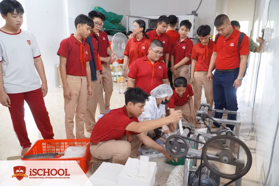 Học sinh iSchool Quảng Trị tham gia hoạt động trải nghiệm ngoài nhà trường.