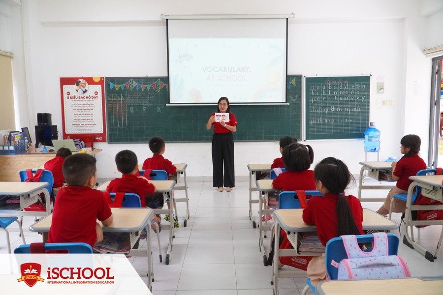 Giờ học tiếng Anh với giáo viên người nước ngoài của học sinh cấp Tiểu học. Giờ học tiếng Anh với giáo viên người nước ngoài của học sinh cấp Tiểu học.