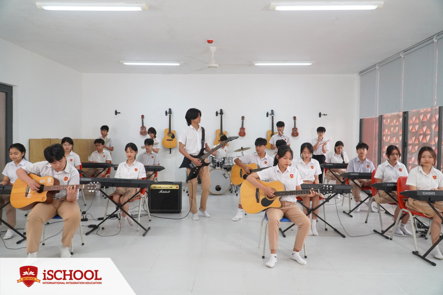 Học sinh iSchool Quảng Trị tự tin biểu diễn các loại nhạc cụ hiện đại. Học sinh iSchool Quảng Trị tự tin biểu diễn các loại nhạc cụ hiện đại.