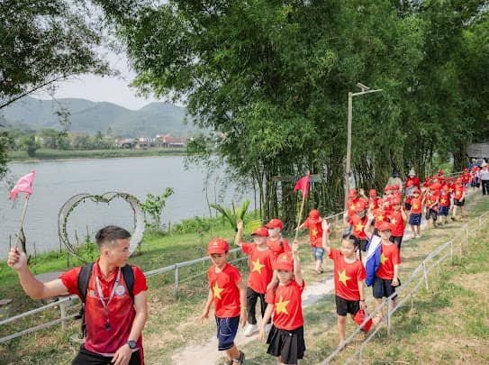 Hơn 200 học sinh hào hứng, phấn khởi trong ngày trải nghiệm.