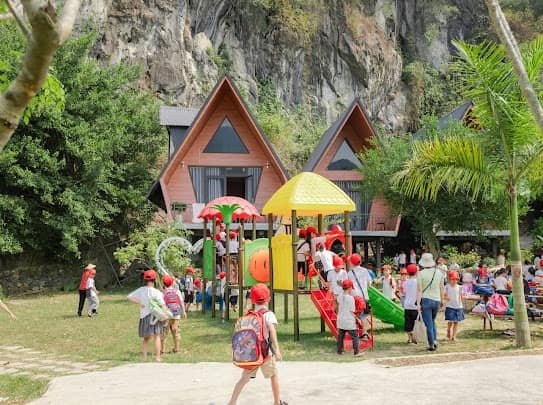 Học sinh Trường Tiểu học Lộc Ninh tham gia hoạt động trải nghiệm lại Làng Khương Hà, Hưng Trạch, Bố Trạch.