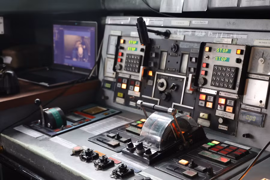 Hệ thống điều khiển trên tàu PRAIRIAL.