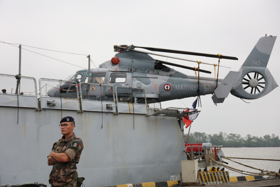 Tàu Prairial của Hải quân Pháp mới được trang bị máy bay trực thăng loại Dauphin &quot;cá heo&quot;. Tổ lái gồm 4 thành viên: Phi công, thợ lặn... nhằm thực hiện nhiệm vụ tuần tra, cứu hộ, vận chuyển hàng hóa.