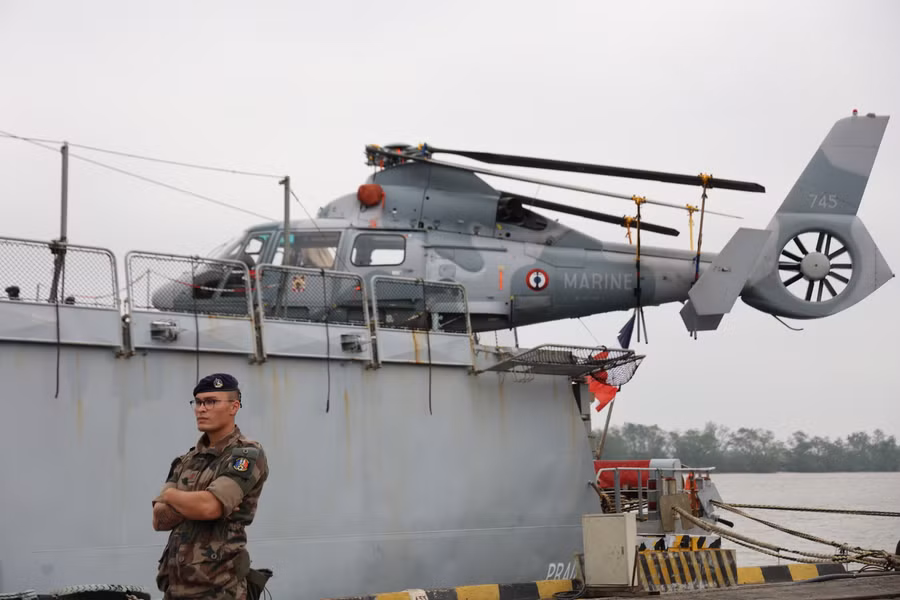 Tàu Prairial của Hải quân Pháp mới được trang bị máy bay trực thăng loại Dauphin "cá heo". Tổ lái gồm 4 thành viên: Phi công, thợ lặn... nhằm thực hiện nhiệm vụ tuần tra, cứu hộ, vận chuyển hàng hóa.